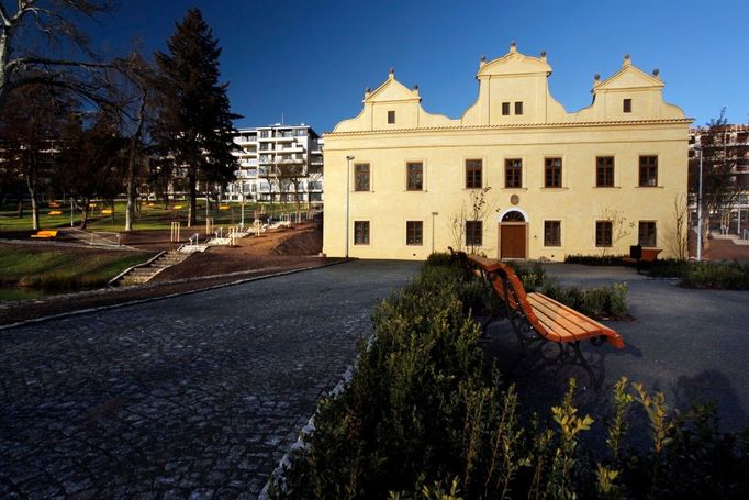 Rekonstruovaná Vila - Zámeček Kajetánka zblízka.