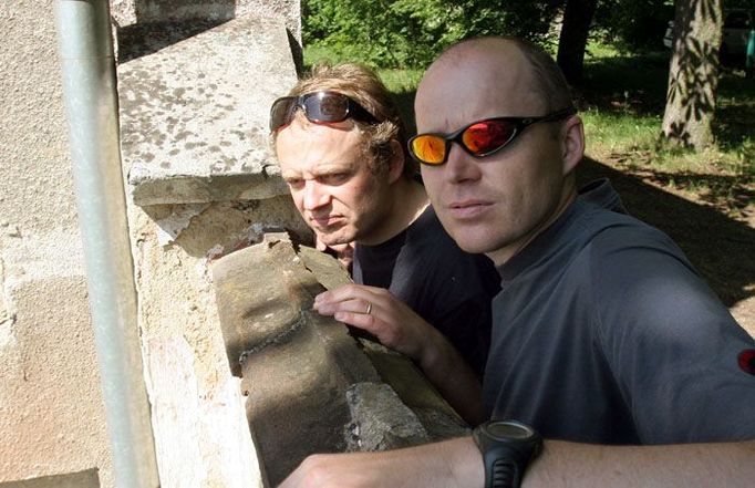 Okolí rozhledny působilo příliš idylicky. Architekti proto dostali za úkol sehnat do záběrů nějaký nepořádek. Hledat začali za zdí blízkého domu.