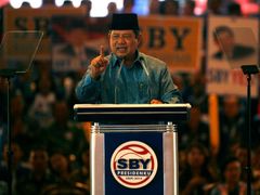 Susilo Bambang Yudhoyono alias "SBY, náš prezident 2009-2014". Podle sociologických průzkumů se tento nápis z předvolební kampaně pravděpodobně pozvolna změní v realitu.