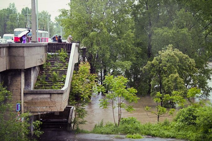 Pod mostem se drala rozvodněná Vltava.