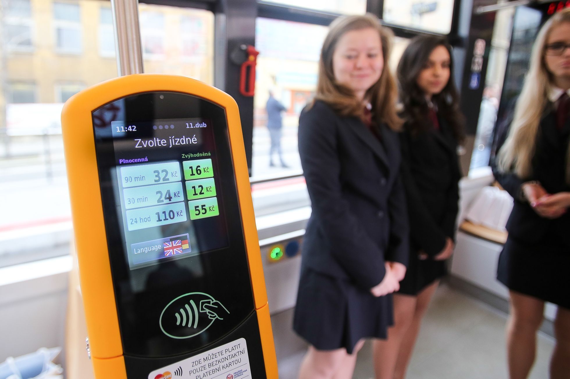 Zavedení bezkontaktní platby jízdného v pražských tram + otevření zrekonstruované tram tratě ve Vršovicích