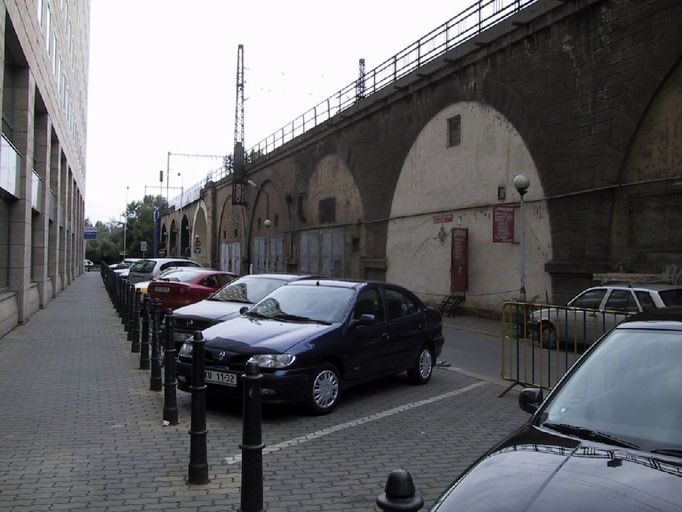 Negrelliho viadukt na Praze 7 a 8. Začátek viaduktu leží v části Nového Města, která spadá do Prahy 8. U Autobusového nádraží Florenc tvoří hranici mezi Novým Městem a Karlínem a pokračuje do Prahy 7 Holešovic - Bubenče. Hlavním inženýrem tohoto díla byl rakouský inženýr Alois Negrelli. Most byl dán do provozu v červnu 1850. Viadukt je dlouhý 1111 metrů a má 85 oblouků. Ve své době tato stavba neměla ve světě obdoby.