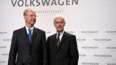 Volkswagen: šéf koncernu Matthias Müller a předseda dozorčí rady Hans Dieter Pötsch