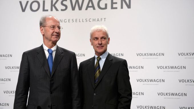 Šéf koncernu Matthias Müller a předseda dozorčí rady Hans Dieter Pötsch
