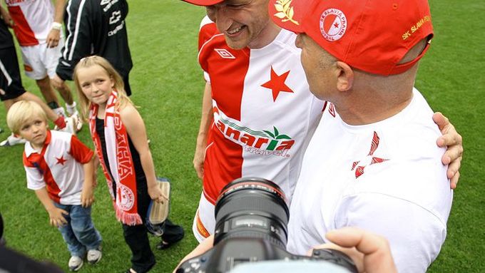 Fotbalisté Slavie slaví titul a Vladimír Šmicer s nimi