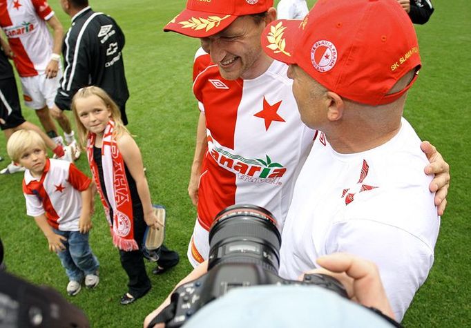 Vladimír Šmicer (uprostřed) v pozápasovém objetí s trenérem Jarolímem (vpravo).