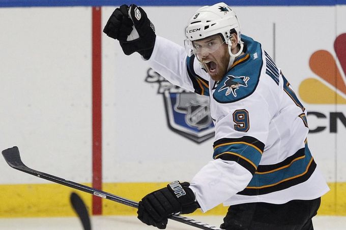 Český hokejista Martin Havlát v dresu San Jose Sharks během utkání NHL 2011/12 se St. Louis Blues.