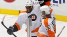 Wayne Simmonds a Jakub Voráček slaví gól proti Pittsburghu.