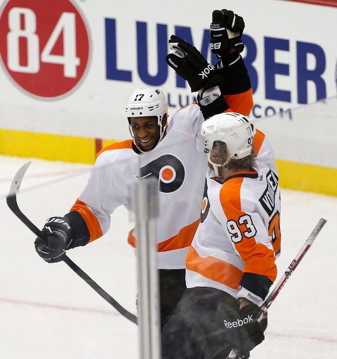 Wayne Simmonds a Jakub Voráček slaví gól proti Pittsburghu.