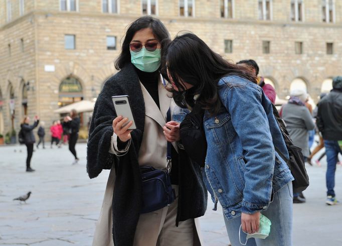 Turisté v italské Florencii. Koronavirus se rozšířil na celé území Itálie.