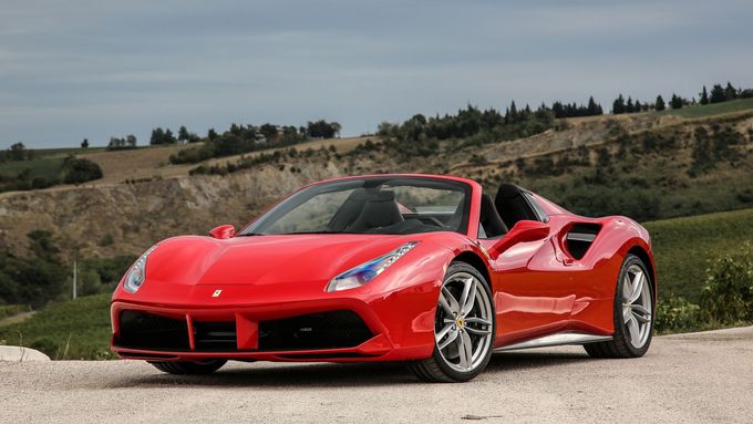 Dražit se bude mimo jiné i Ferrari 488 Spider, ilustrační foto.