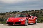 Ferrari i závodní Škoda. Ministerstvo chystá dražbu luxusních aut, vynést má miliony