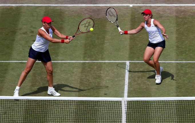 České tenistky Andrea Hlaváčková a Lucie Hradecká v utkání s Liezel Huberová a Lisa Raymondová na OH 2012 v Londýně.