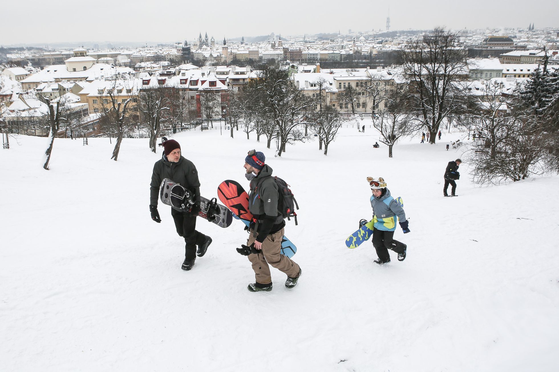 Lyžování, běžky, snowboard, zima, sníh, Praha, Petřín, Karlův most, 9. 2. 2021
