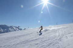 Kam letos za sněhem: Jaká opatření platí v evropských lyžařských střediscích?
