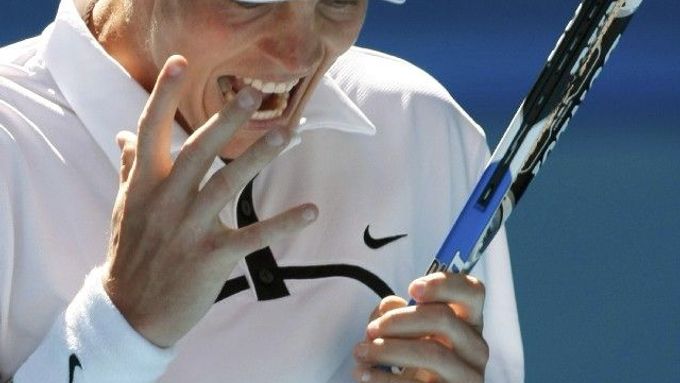 Tomáš Berdych se vzteká po nepovedeném úderu v zápase proti Rogeru Federerovi.
