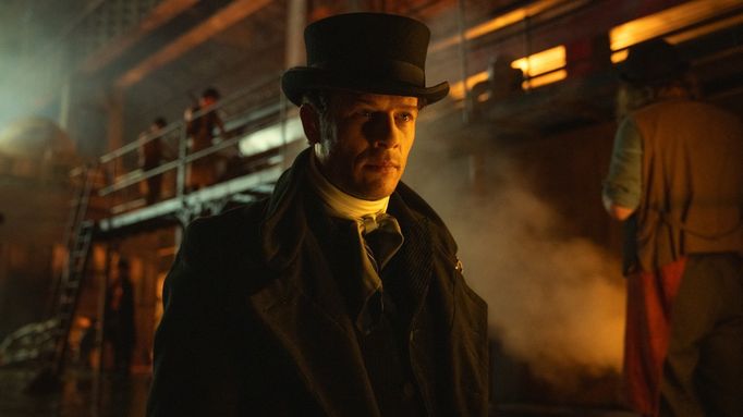 Z britského seriálu Stevena Knighta Rod Guinessů (2025).