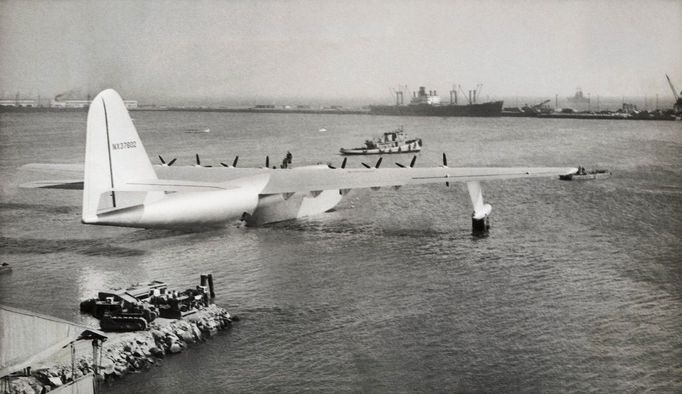 Letoun Hughes H-4 Hercules krátce před svým prvním letem. Přístav Long Beach, Kalifornie, USA 2. 11. 1947