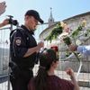 Policista shazuje květy Rudé náměstí