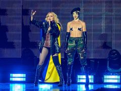 Madonna na koncertě rozvinula ukrajinskou vlajku.