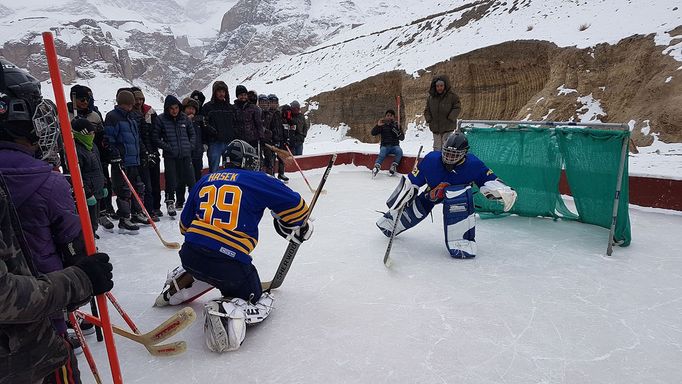 Dominik Hašek učí hrát hokej děti v Malém Tibetu