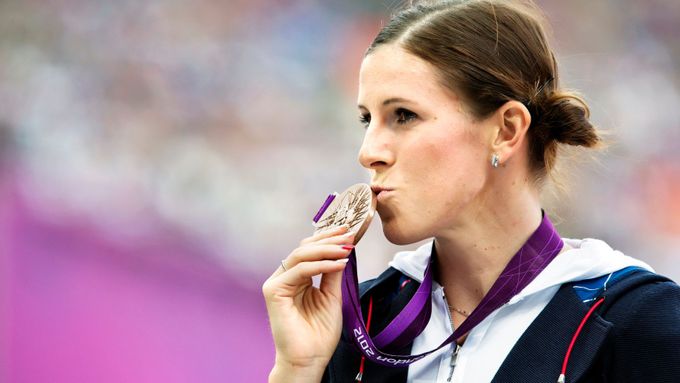 Nejdřív nemohla Zuzana Hejnová dlouho prorazit, najednou je z ní atletická superstar, která sbírá medaile jako na běžícím páse. Podívejte se na její kariéru.