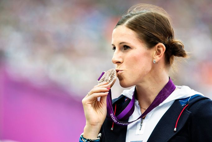 Zuzana Hejnová při medailovém ceremoniálu na OH v Londýne 2012