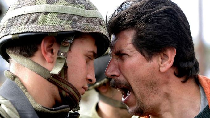 Izraelský voják versus palestinský civilista