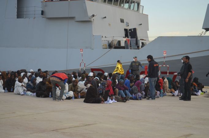 Snímky z vylodění tří stovek uprchlíků převážně z Nigérie a Somálska v sicilském přístavu Augusta. Italské námořnictvo je zachránilo ze tří člunů v centrálním Středozemí.