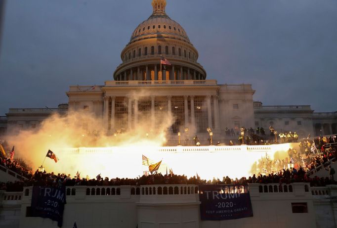 Obsazení Kapitolu radikálními přívrženci Donalda Trumpa.