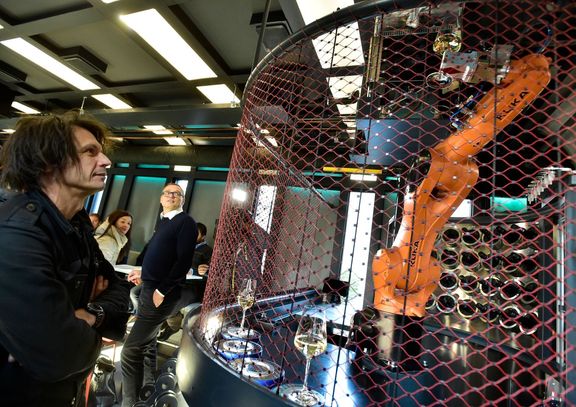 David Černý (vlevo) pozoruje robotickou ruku ve vinárně uvnitř technologicko-informačního centra Cyberdog.