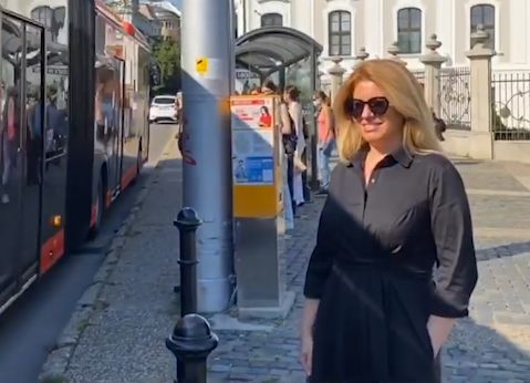 Zuzana Čaputová natáčí pro bratislavský dopravní podnik hlášení pro autobusovou linku.