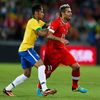 Fotbal, Švýcarsko - Brazílie: Neymar a Valon Behrami