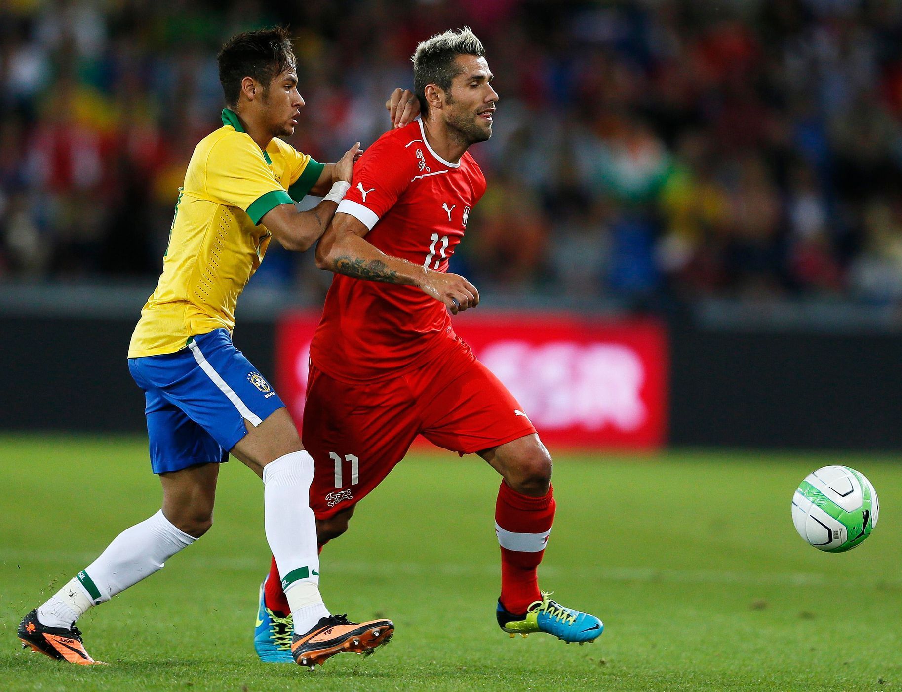 Fotbal, Švýcarsko - Brazílie: Neymar a Valon Behrami
