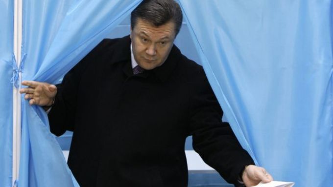 Viktor Janukovyč s volebním lístkem.