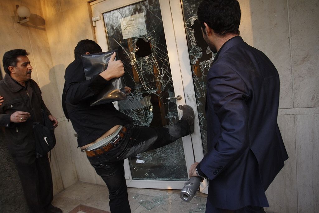 Íránci zaútočili na britskou ambasádu v Teheránu