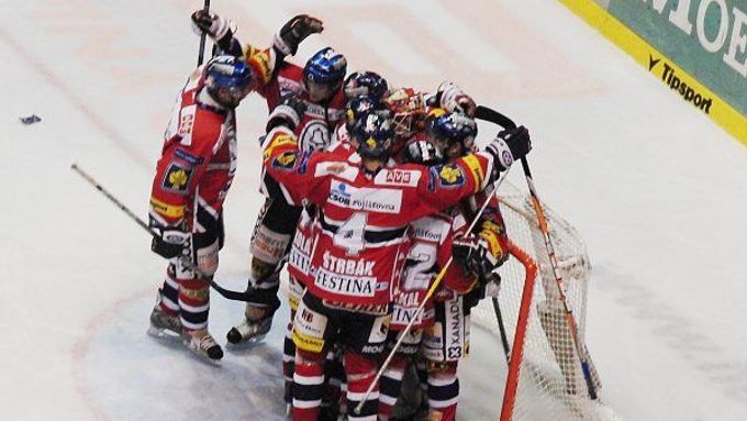 Pardubičtí hokejisté po utkání s Plzní slavili již pátou domácí výhru v řadě.
