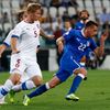 Fotbal, kvalifikace MS: Itálie - Česko: Emanuele Giaccherini (v modrém) - Václav Procházka