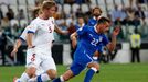 Fotbal, kvalifikace MS: Itálie - Česko: Emanuele Giaccherini (v modrém) - Václav Procházka