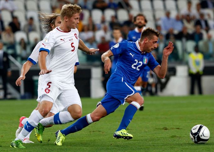 Fotbal, kvalifikace MS: Itálie - Česko: Emanuele Giaccherini (v modrém) - Václav Procházka