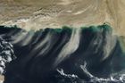 Jen o den dříve družice NASA vyfotila, jak vichr žene jemný pouštní písek z Íránu a Pákistánu hluboko nad oceán.