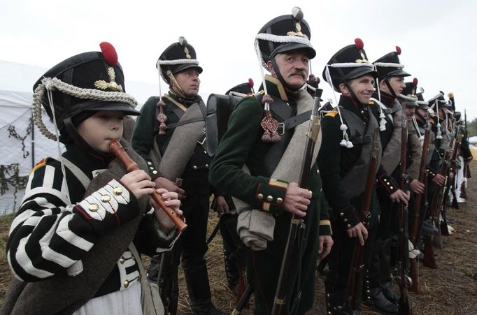 Participants in period costume prepare to re-enact the battle of Borodino during anniversary celebrations at the Borodino museum-reserve outside Moscow September 2, 2012. Russian President Vladimir Putin made a rousing call for unity among Russia's diverse ethnic and religious groups on Sunday as he led commemorations of a battle 200 years ago that led to the defeat of Napoleon Bonaparte. REUTERS/Sergei Karpukhin (RUSSIA - Tags: ANNIVERSARY POLITICS CONFLICT) Published: Zář. 2, 2012, 7:51 odp.