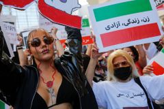 Vylučte Írán z fotbalového mistrovství světa, požaduje organizace po smrti mladé ženy