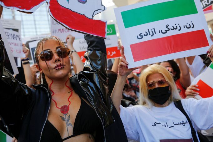 People take part in a protest following the death of Mahsa Amini in Iran, near the Iranian consulate in Istanbul, Turkey September 29, 2022. REUTERS/Dilara Senkaya