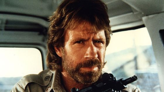 Umí dělit nulou a rozbrečí i cibuli. Drsný i vysmívaný Chuck Norris slaví 80 let