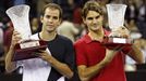 Dvě tenisové legendy Pete Sampras (vlevo) a Roger Federer po exhibici v Macau.