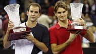 Dvě tenisové legendy Pete Sampras (vlevo) a Roger Federer po exhibici v Macau.