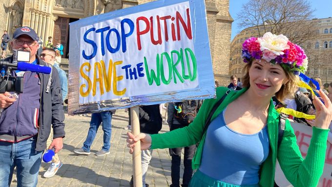 Proti Putinovi. Proti válce. Rusové v Praze vyšli demonstrovat
