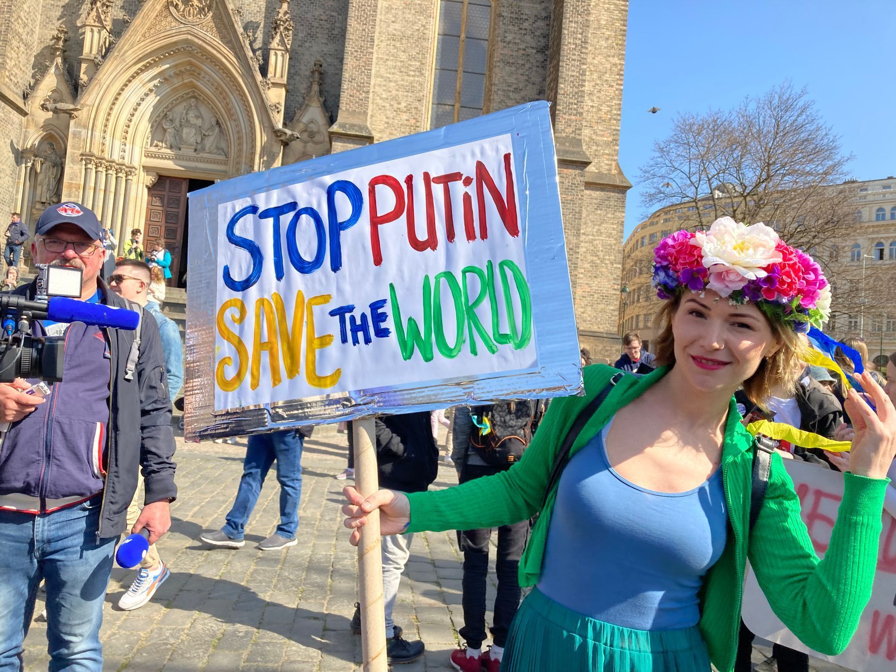 Rusové v Praze protestovali proti Putinovi a válce na Ukrajině