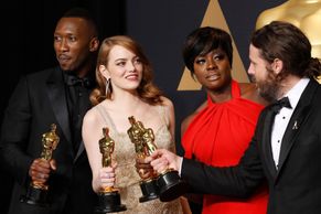 Fotky z Oscarů: Dojatý Affleck, stužky proti Trumpovi a zmatky při vyhlašování nejlepšího filmu